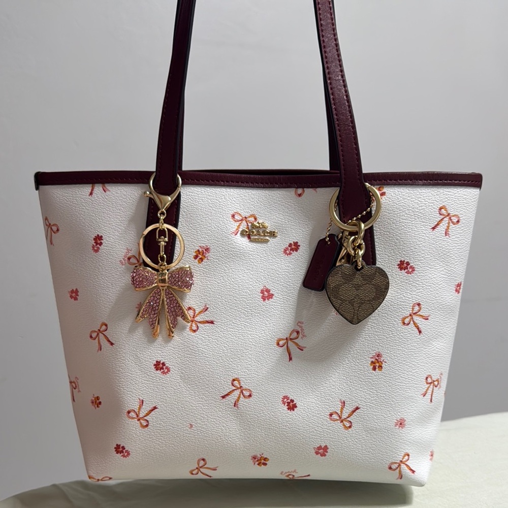 ♥️SOLD♥️ Coach White and Burgundy Tote Bag